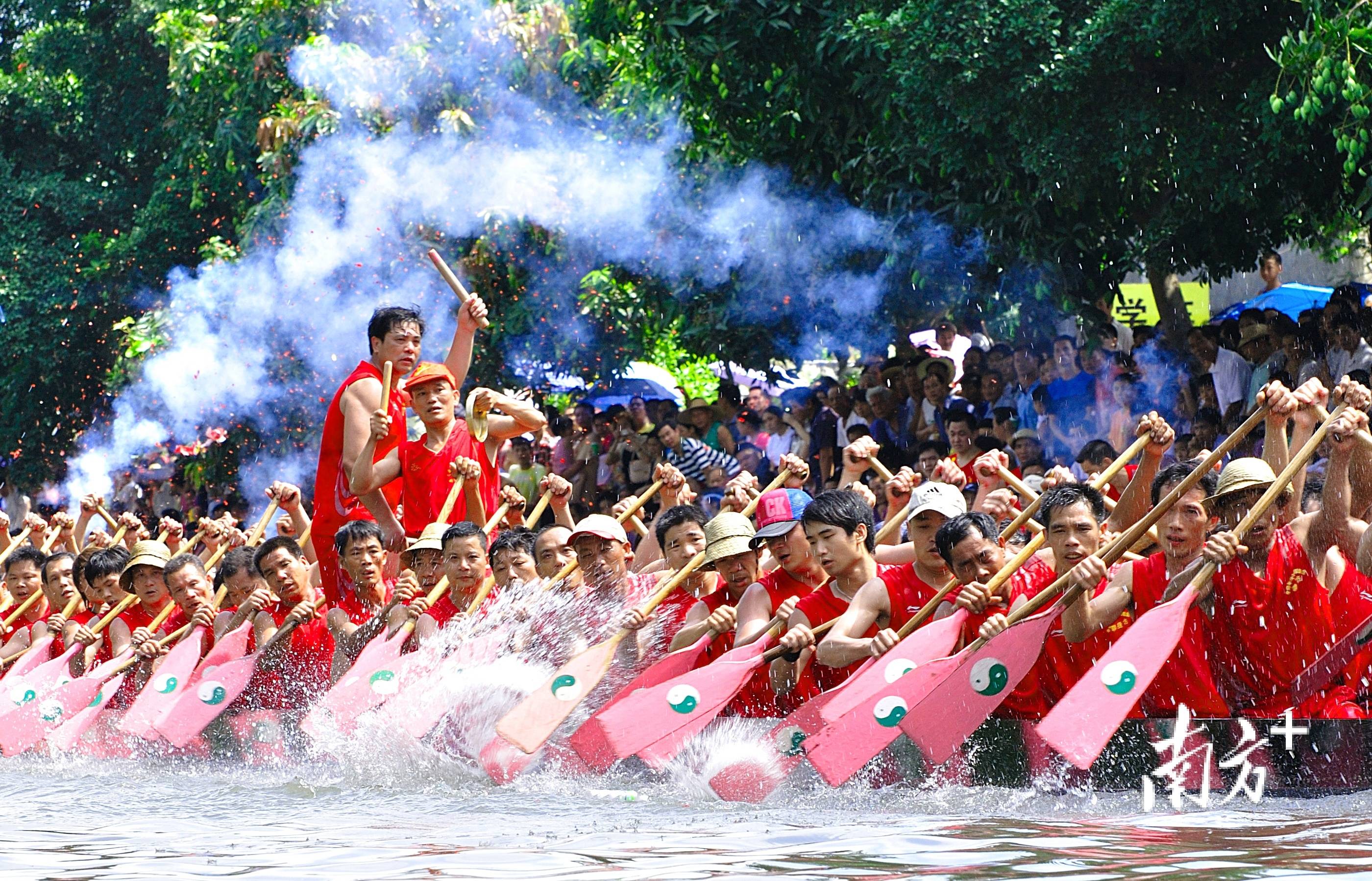 包含传统龙舟赛：水上划桨的民族荣耀的词条